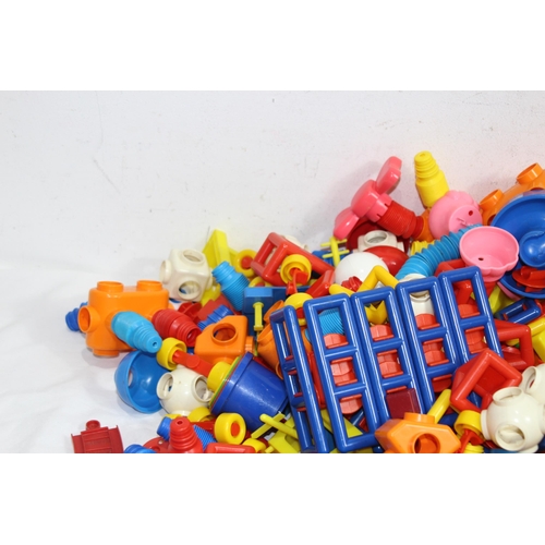 605 - QUANTITY OF CHILDREN'S PLASTIC BUILDING BRICKS ETC