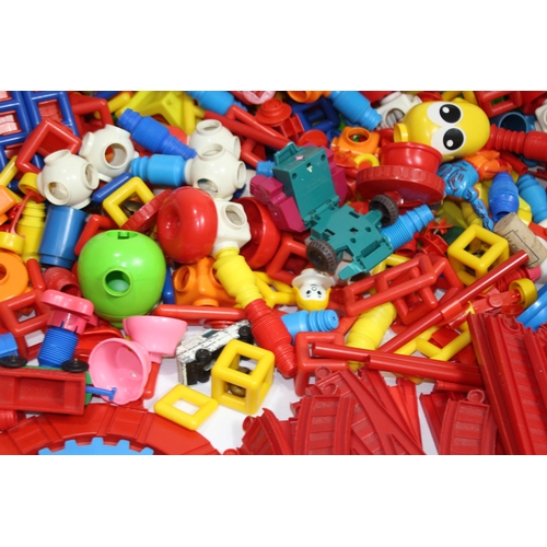 605 - QUANTITY OF CHILDREN'S PLASTIC BUILDING BRICKS ETC