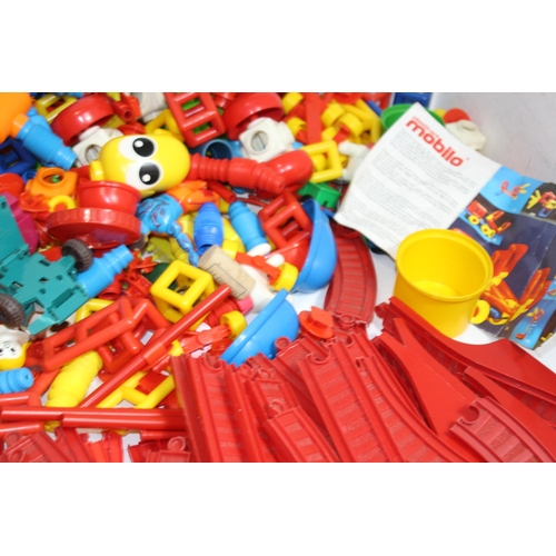 605 - QUANTITY OF CHILDREN'S PLASTIC BUILDING BRICKS ETC