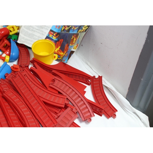 605 - QUANTITY OF CHILDREN'S PLASTIC BUILDING BRICKS ETC