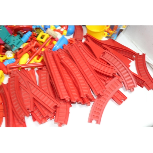 605 - QUANTITY OF CHILDREN'S PLASTIC BUILDING BRICKS ETC