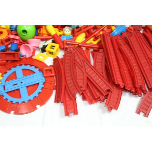 605 - QUANTITY OF CHILDREN'S PLASTIC BUILDING BRICKS ETC