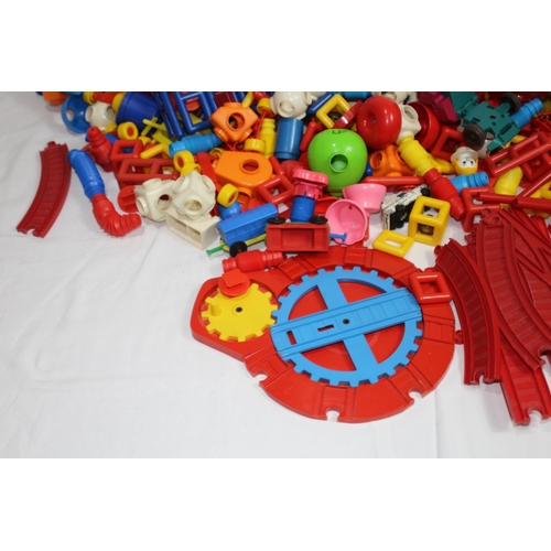 605 - QUANTITY OF CHILDREN'S PLASTIC BUILDING BRICKS ETC