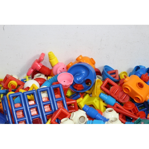 605 - QUANTITY OF CHILDREN'S PLASTIC BUILDING BRICKS ETC