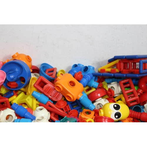 605 - QUANTITY OF CHILDREN'S PLASTIC BUILDING BRICKS ETC