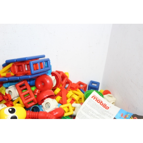 605 - QUANTITY OF CHILDREN'S PLASTIC BUILDING BRICKS ETC