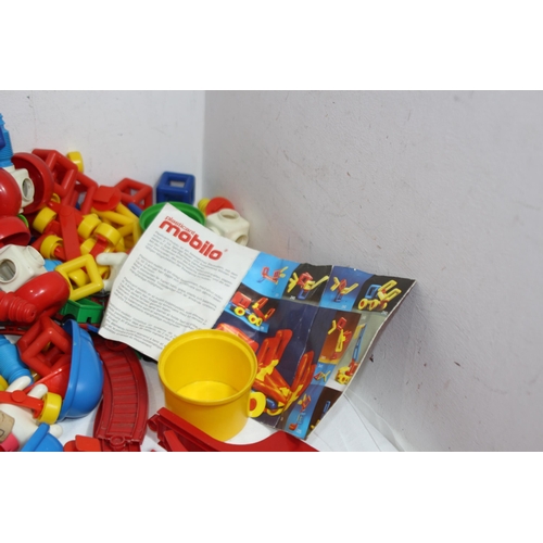 605 - QUANTITY OF CHILDREN'S PLASTIC BUILDING BRICKS ETC