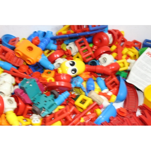 605 - QUANTITY OF CHILDREN'S PLASTIC BUILDING BRICKS ETC