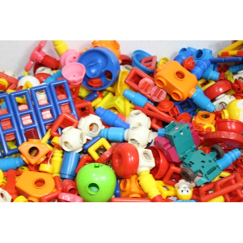 605 - QUANTITY OF CHILDREN'S PLASTIC BUILDING BRICKS ETC