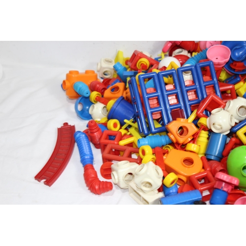 605 - QUANTITY OF CHILDREN'S PLASTIC BUILDING BRICKS ETC