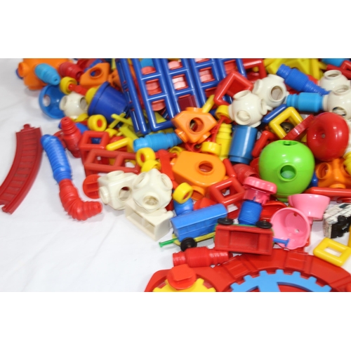 605 - QUANTITY OF CHILDREN'S PLASTIC BUILDING BRICKS ETC