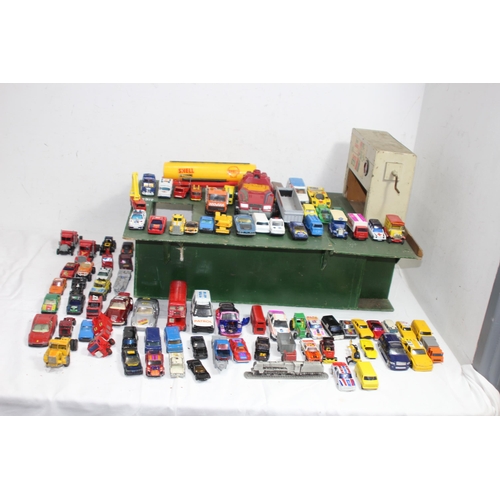 613 - VINTAGE CHILDREN GARAGE AND QUANTITY OF DIE CAST VEHICLES
62 X 50 X 36CM