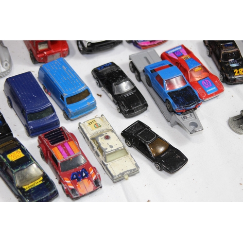 613 - VINTAGE CHILDREN GARAGE AND QUANTITY OF DIE CAST VEHICLES
62 X 50 X 36CM