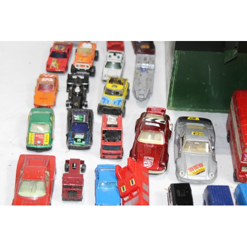 613 - VINTAGE CHILDREN GARAGE AND QUANTITY OF DIE CAST VEHICLES
62 X 50 X 36CM