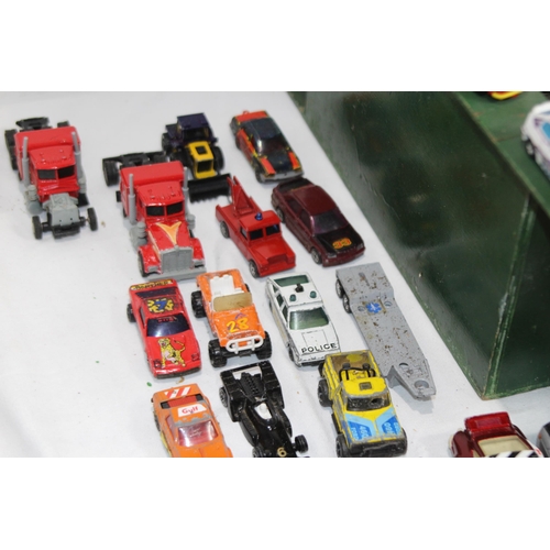 613 - VINTAGE CHILDREN GARAGE AND QUANTITY OF DIE CAST VEHICLES
62 X 50 X 36CM