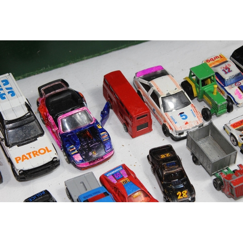 613 - VINTAGE CHILDREN GARAGE AND QUANTITY OF DIE CAST VEHICLES
62 X 50 X 36CM