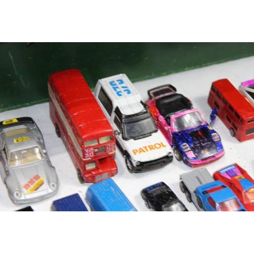 613 - VINTAGE CHILDREN GARAGE AND QUANTITY OF DIE CAST VEHICLES
62 X 50 X 36CM