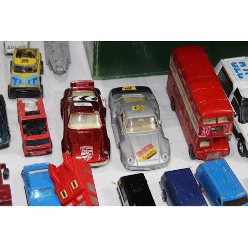 613 - VINTAGE CHILDREN GARAGE AND QUANTITY OF DIE CAST VEHICLES
62 X 50 X 36CM