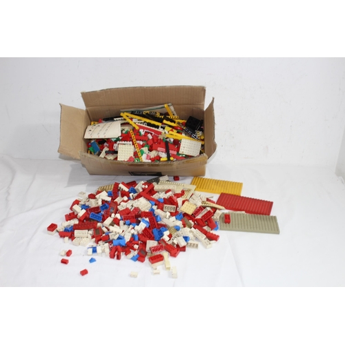 614 - QUANTITY OF VINTAGE LEGO