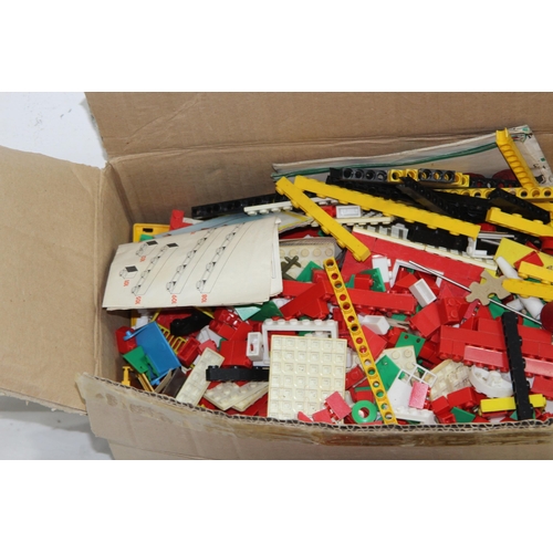 614 - QUANTITY OF VINTAGE LEGO