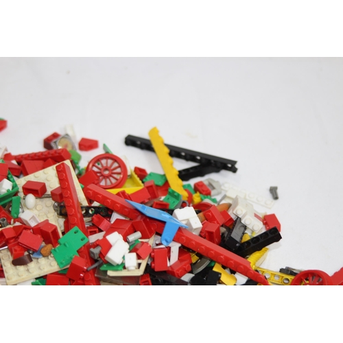 614 - QUANTITY OF VINTAGE LEGO