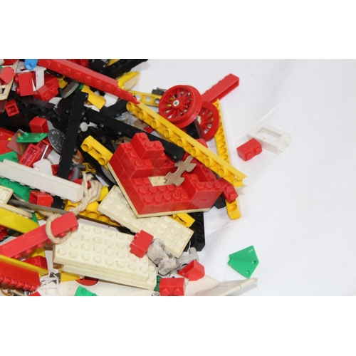 614 - QUANTITY OF VINTAGE LEGO