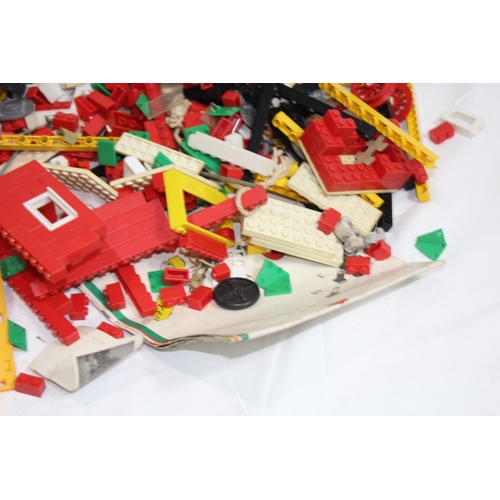 614 - QUANTITY OF VINTAGE LEGO