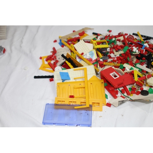 614 - QUANTITY OF VINTAGE LEGO