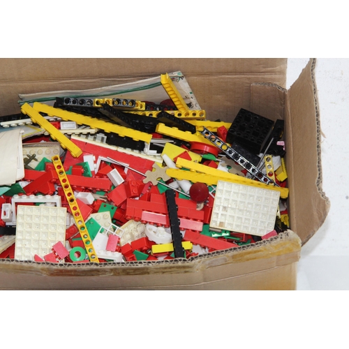 614 - QUANTITY OF VINTAGE LEGO