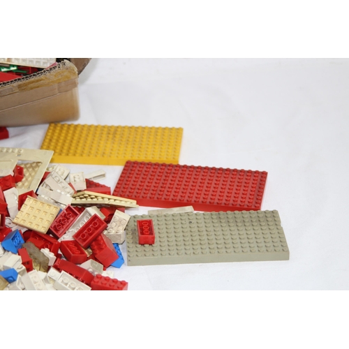 614 - QUANTITY OF VINTAGE LEGO