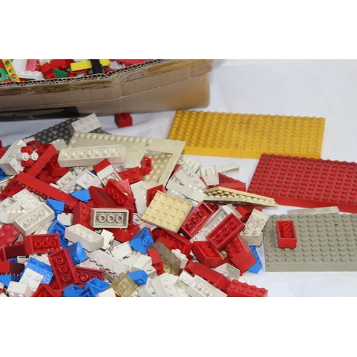 614 - QUANTITY OF VINTAGE LEGO