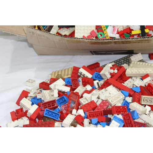 614 - QUANTITY OF VINTAGE LEGO