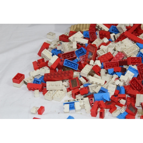 614 - QUANTITY OF VINTAGE LEGO