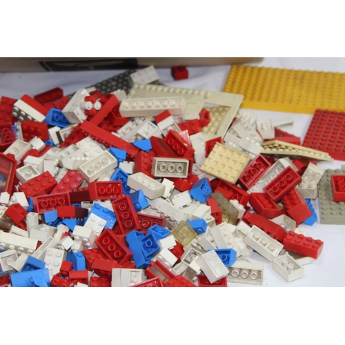 614 - QUANTITY OF VINTAGE LEGO