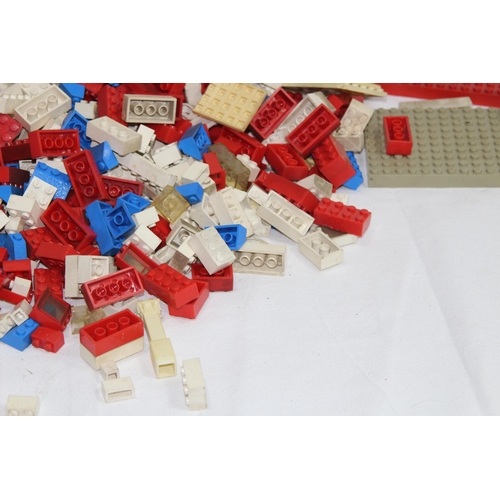 614 - QUANTITY OF VINTAGE LEGO