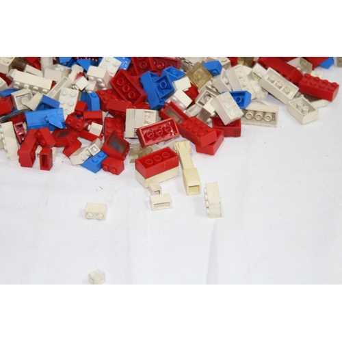 614 - QUANTITY OF VINTAGE LEGO