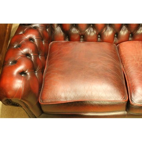 76 - HIGH BACK LEATHER OX BLOOD TWO SEATER CHESTERFIELD SOFA
136 X 90 X 91CM