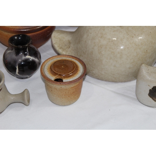 301 - QUANTITY OF CHINA AND POTTERY ITEMS 
38CM