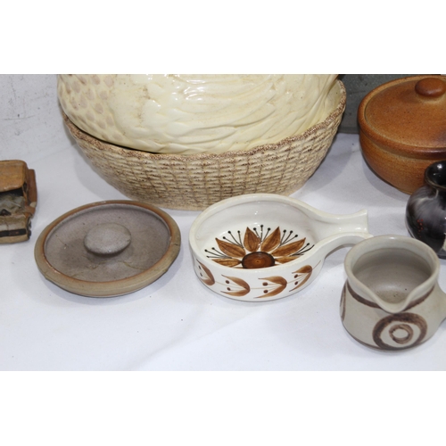 301 - QUANTITY OF CHINA AND POTTERY ITEMS 
38CM