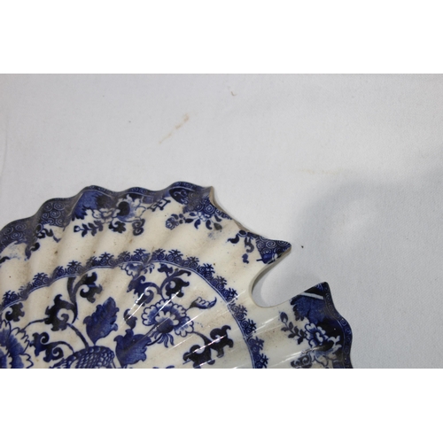 304 - QUANTITY OF BLUE AND WHITE CHINA