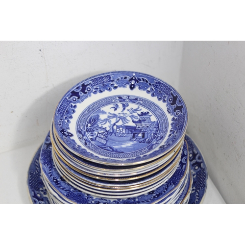 306 - QUANTITY OF BLUE AND WHITE CHINA