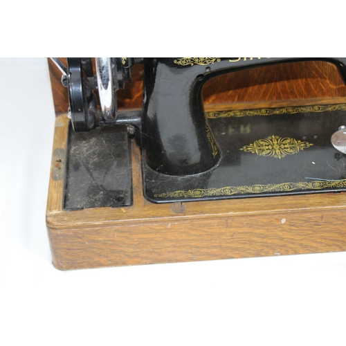 401 - VINTAGE SINGER SEWING MACHINE AND ACCESS