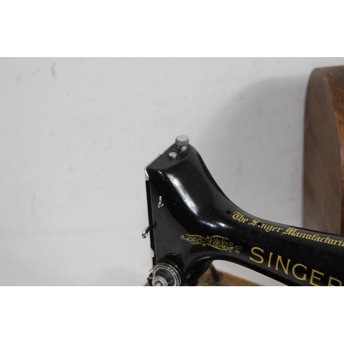 401 - VINTAGE SINGER SEWING MACHINE AND ACCESS