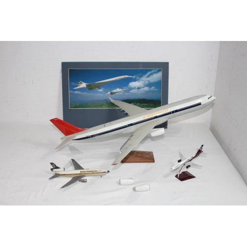 702 - QUANTITY OF MODEL PLANES AND TRIBUTE TO CONCORDE