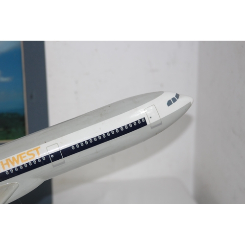 702 - QUANTITY OF MODEL PLANES AND TRIBUTE TO CONCORDE