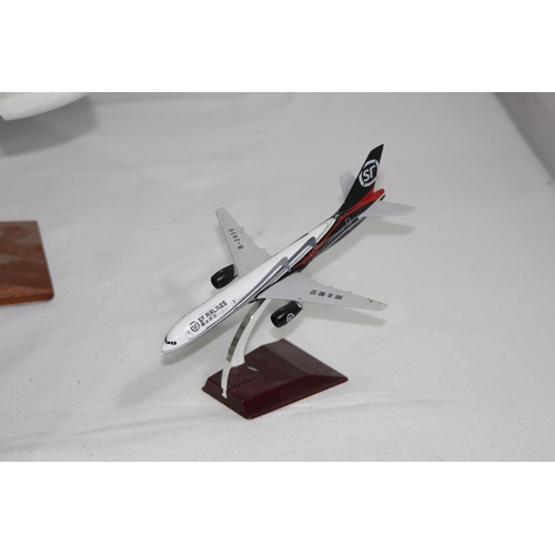 702 - QUANTITY OF MODEL PLANES AND TRIBUTE TO CONCORDE