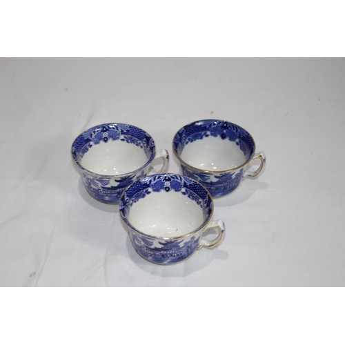 306 - QUANTITY OF BLUE AND WHITE CHINA