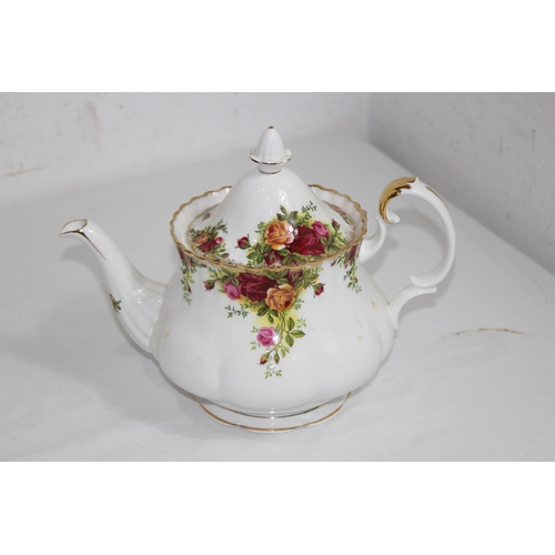 320 - ROYAL ALBERT OLD COUNTRY ROSE TEASET