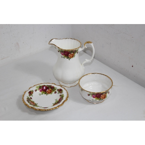 321 - ROYAL ALBERT OLD COUNTRY ROSE DINNER SERVICE