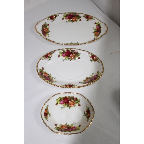 321 - ROYAL ALBERT OLD COUNTRY ROSE DINNER SERVICE